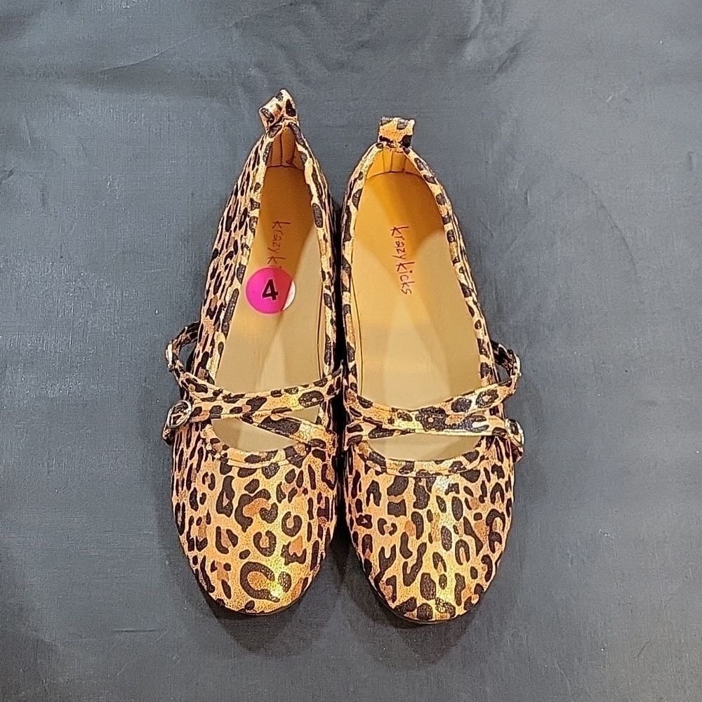 BRAND NEW KRAZY KICKS CRISSCROSS STRAP ROUND TOE BALLET FLAT